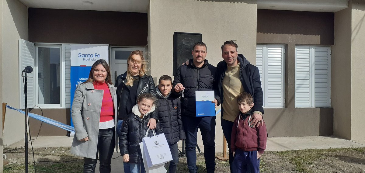 EstrellaScolari's tweet photo. Familias de #PavónArriba y #Fighiera acceden a la vivienda

Seguimos cumpliendo con el compromiso del primer día de gestión: que familias de todas las localidades de la provincia cumplan el sueño de tener la casa propia. 

#ElegimosHacer 
#SantaFeProvincia https://t.co/ECr6S2Uj2q