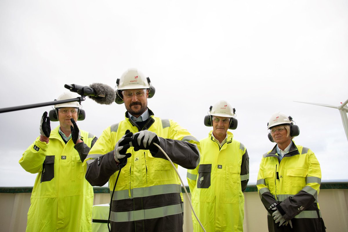 Der größte schwimmende Offshore-Windpark der Welt, Hywind Tampen, wurde am 23.08. von 🇳🇴Kronprinz Haakon und 🇳🇴MP Jonas Gahr Støre eröffnet. Der Park verfügt über elf 280-Meter-Turbinen mit denen ~200.000 t/a CO2-Emissionen eingespart werden💨 Mehr dazu: ow.ly/CjqG50PEVKY