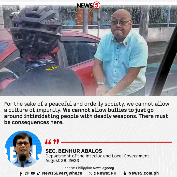 News5PH's tweet photo. Dapat sampahan ng kasong kriminal ang driver na nakuhanang nambatok at nanutok ng baril sa nakaalitan niyang siklista sa Quezon City, ayon kay Interior Sec. Benhur Abalos. #News5 https://t.co/Q8lRiO45Ge