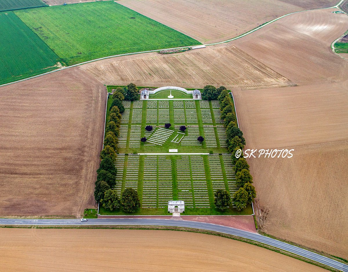 📷 - Serre Road Cemetery No. 2 - 7,127 burials compared to Redan Ridge Cemetery No. 3 (at top right of image)  - 67 burials.