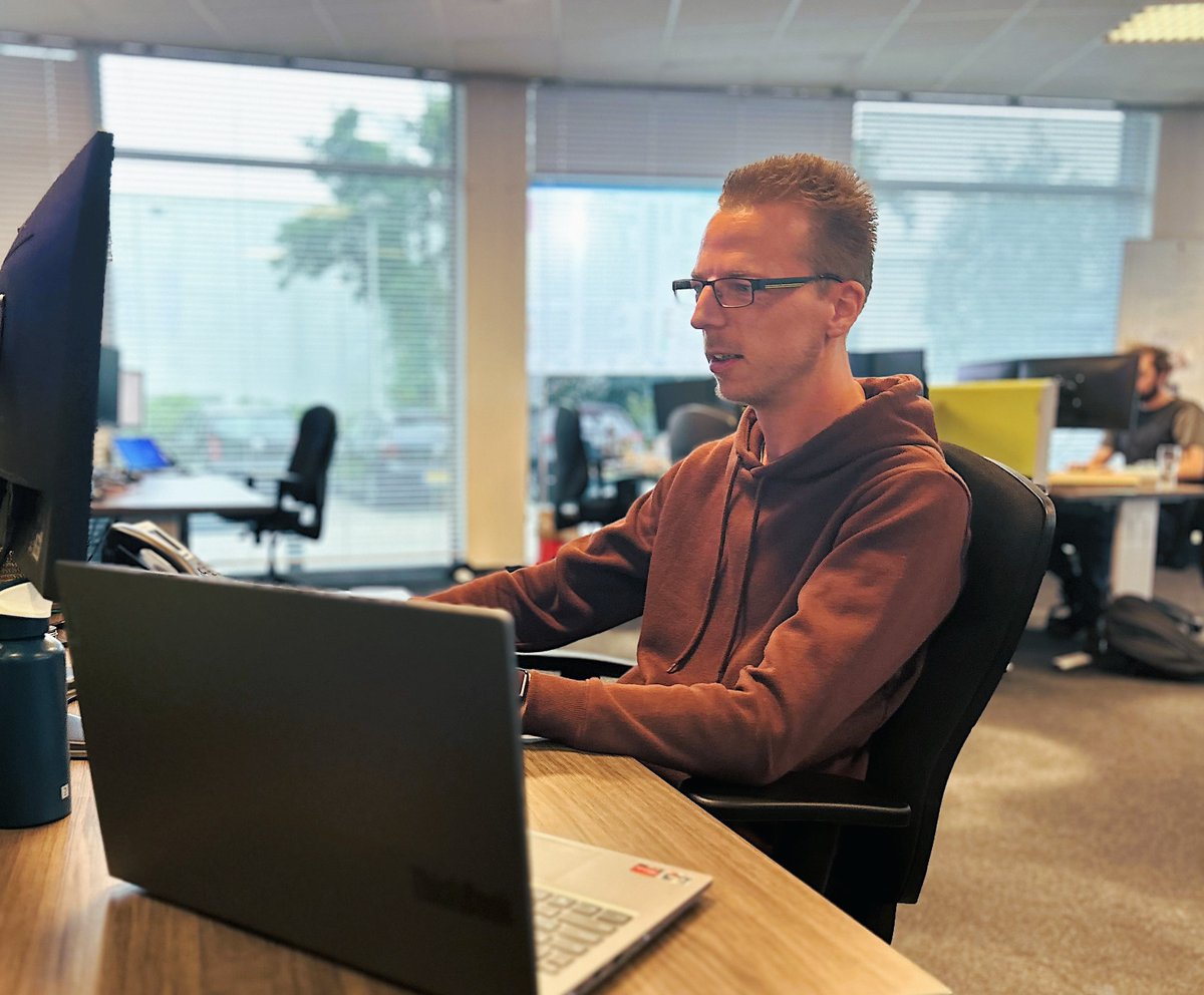 MEET OUR TEAM!📷
Deze maand stellen we jullie voor aan Sander Jeurissen!   Lees zijn Shock avontuur hier: shockmedia.nl/actueel/maak-k…

#teamintroductie #collegas #kennismaken #Linux #team #linuxengineer #shockmedia #managedhosting