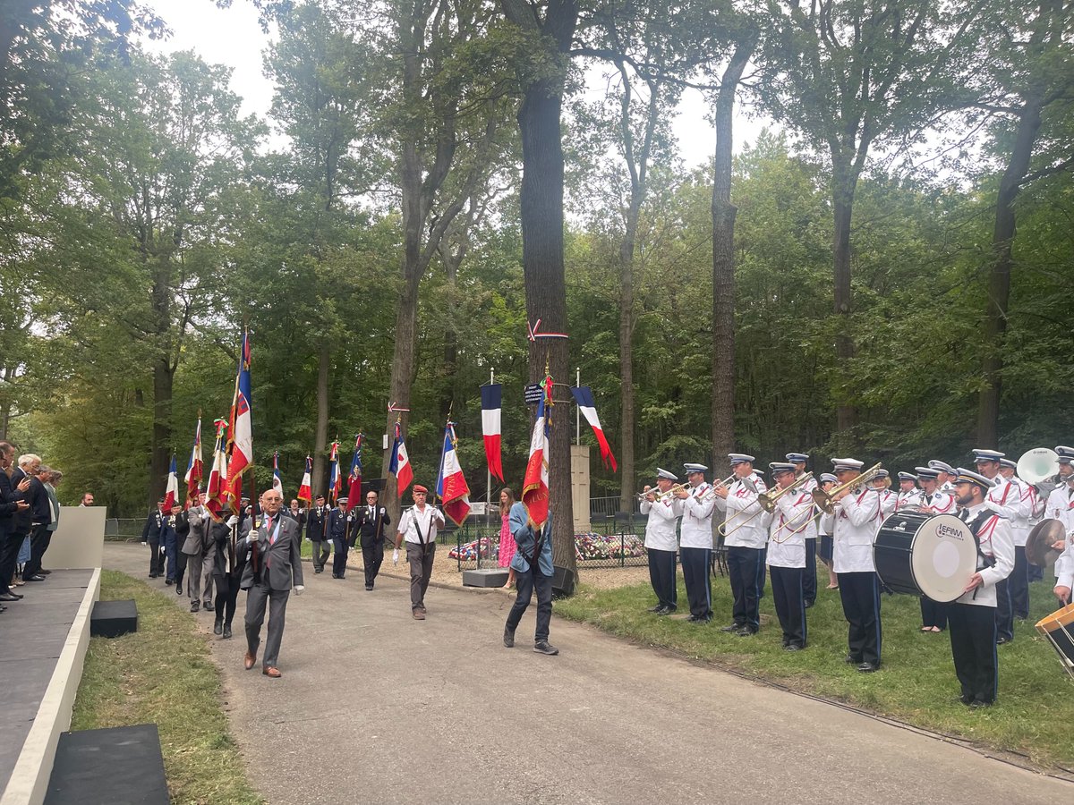 VilleChelles's tweet photo. 📸 [RETOUR EN IMAGES] 📸

-  Commémoration des fusillés de la cascade du Bois de Boulogne  -
La cérémonie s'est déroulée ce dimanche 27 août dernier. Parmi ces 35 jeunes martyrs assassinés le 16 août 1944, 17 étaient Chellois.

#commemoration #chelles #villedechelles https://t.co/vypIF4NwKT