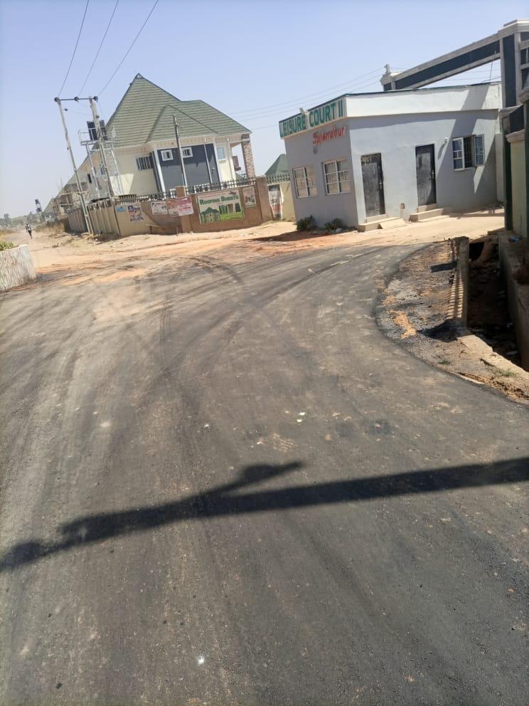 Lexanyi's tweet photo. 💥FOR SALE💥
A Serene Estate in LUGBE with DPC completed is up for sale.
Estate has been developed with roads tarred and residents residing already.
SIZE - 400sqm
LOCATION - Leisure Court, Phase2, Lugbe. 
TITLE - RofO
PRICE - #15,000,000...
#RealEstateAbuja #AbujaTwitterCommunity https://t.co/QTA7gUed4p