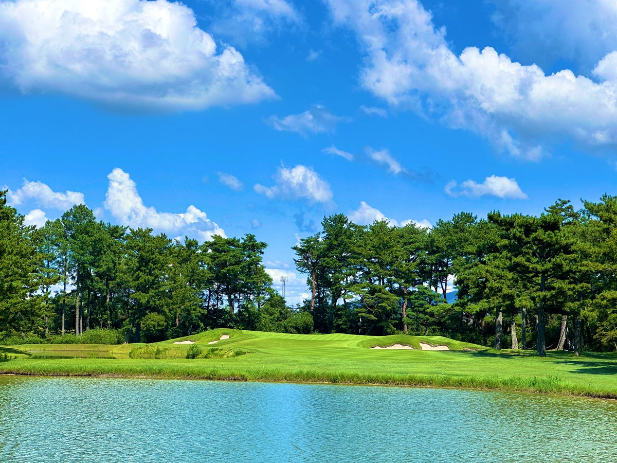 The par 3’s at Hirono Golf Club. The bunkers are intimidating and cavernous. All of them require a forced carry. But the greens are big and fair, giving big targets. I missed all 4 greens 😂. As gorgeous a set as anywhere.