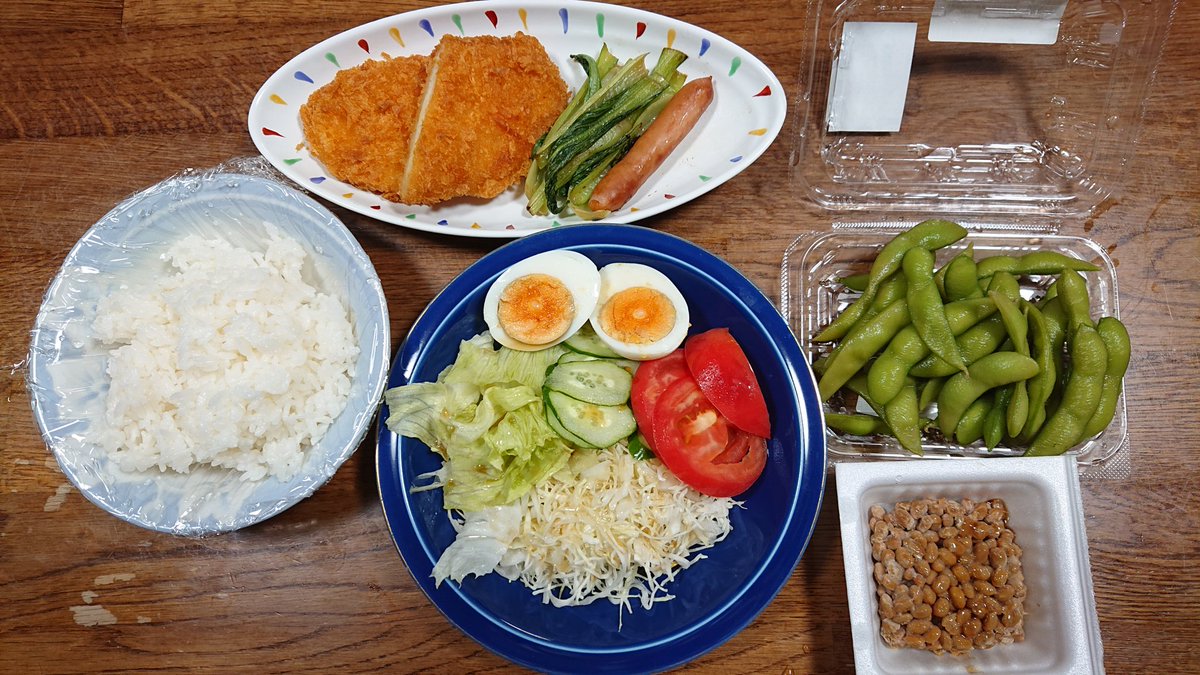 晩ジャまん食ったのだ！今日のめにぅは、
・とり？さかな？ﾁｰｽﾞｶﾂちんげん炒めｿｰｾｰｼﾞ、サラダ、えだ豆、納豆…
なのだ！
買って1日たった枝豆は水洗いして……うまい！🚿🦝
カツは鶏の成型肉か、何かタラ系の魚肉の薄切りにﾁｰｽﾞが挟まってたのだ。ﾝﾏﾝﾏ…