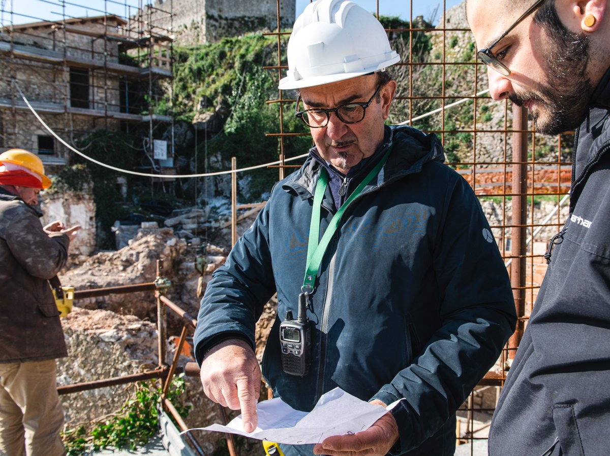 This is Tonino.

He is the surveyor who oversees the construction site every day, making sure that everything is running smoothly and intervening where necessary.

He represents the true meeting point between the arm (the workers) and the mind (the designers) of Residenze