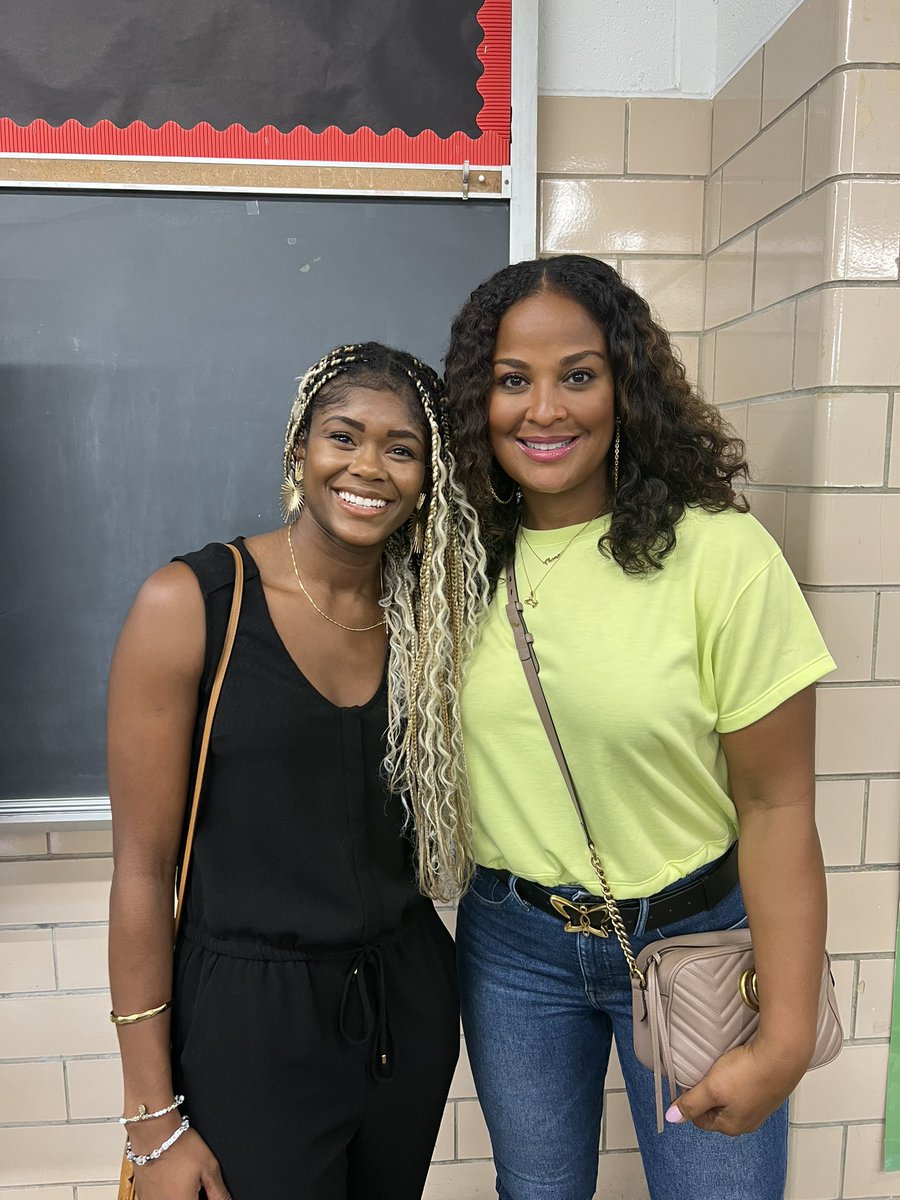 YourWorldEnt_'s tweet photo. THANK YOU @WomensSportsFdn for inviting us to @Eagles x @OperationWarm launch of FLY:FWD program. This initiative creates and distributes innovative new sports bras for young girls and women in sport. 👏🏾

Panel of GOATS 🤩@JalenHurts @CarliLloyd @TheRealLailaAli @CoachStarWright https://t.co/RcgQOegYWi