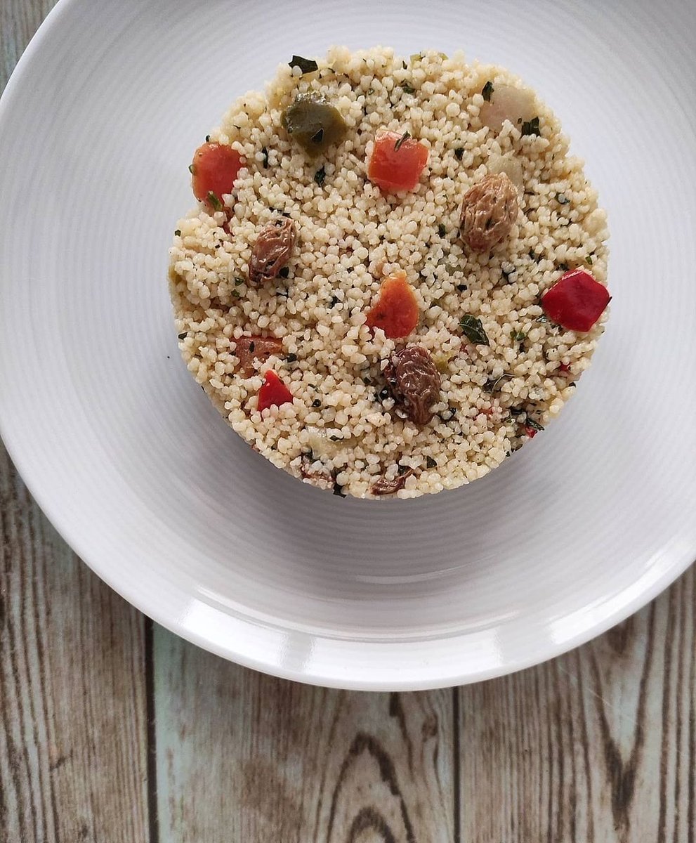 nutricionfnavas's tweet photo. 🍽️TABULÉ DE VERDURAS🇱🇧
▪Cuscús🌾
▪Pimiento verde/rojo
▪Cebolla🧅
▪Pasas
▪Menta🍃
▪Zumo limón🍋
▪Pimienta negra
▪Sal🧂
▪Comino
▪Aove💛
El tabulé es una ensalada de origen libanés, en el que el ingrediente principal es el cuscús junto con verduras y especias.
#tabule https://t.co/hZJTFyHITw