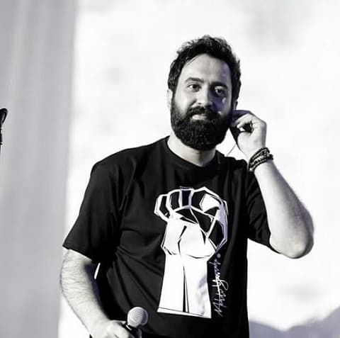 مهدی یراحی عزیز، این هنرمند شریف و شجاع بازداشت شد.
امیدوارم هر چه زودتر آزاد شود.
در آخرین توییتش نوشته بود: " گریه نکن، من کابوس این قاضی‌ام"
#مهدی_یراحی