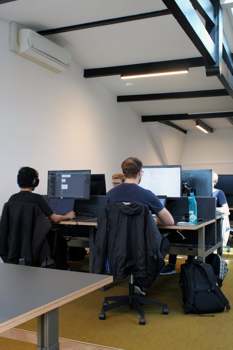 Na een gezamenlijke start zijn in Den Haag de nieuwe werkplekken gevuld en is de nieuwste lichting studenten aan het afstuderen begonnen. Volgende week is de aftrap in Amersfoort. Succes allemaal!