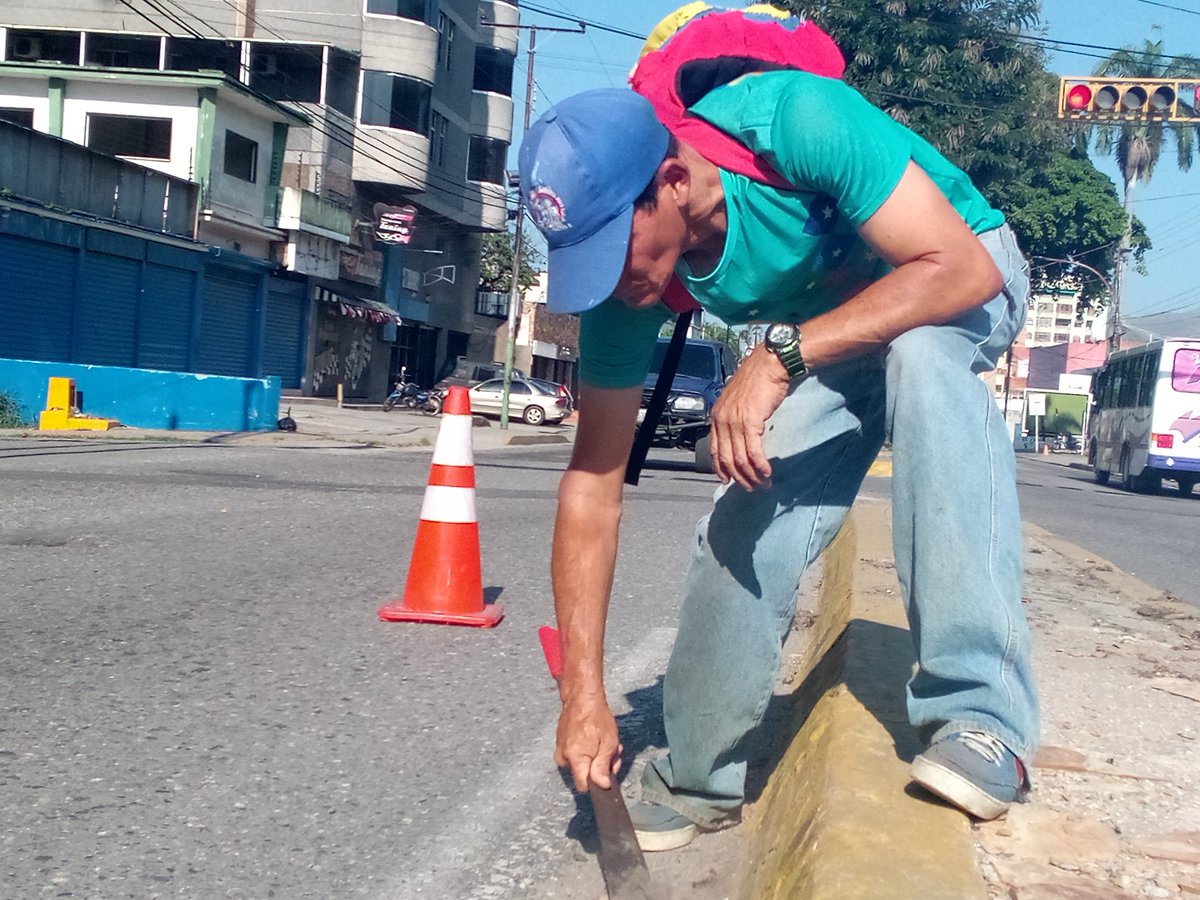 Instit12Febrero's tweet photo. #28Ago Damos inicio de semana en la Av. Victoria realizando labores de mantenimiento de islas central.
#RibasVuelveASonreir #GobernamosParaServir https://t.co/qR6YFOhC53