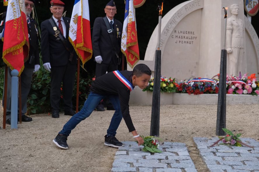 Atissar HIBOUR (@atissarhibour) on Twitter photo 🇫🇷 Ils s’appelaient Robert Lhuerre, Henri Varinot, Gilbert Voitier, Constantin Maskaloff et Jean Pornot, cinq résistants tombés le 28 août 1944 sous les balles de l’armée allemande à <a href="/barleduc55000/">Ville de Bar le Duc</a>
Ce soir, nous leur avons rendu hommage.
N’oublions jamais 🇫🇷
#DevoirDeMémoire 🇫🇷 Ils s’appelaient Robert Lhuerre, Henri Varinot, Gilbert Voitier, Constantin Maskaloff et Jean Pornot, cinq résistants tombés le 28 août 1944 sous les balles de l’armée allemande à <a href="/barleduc55000/">Ville de Bar le Duc</a>
Ce soir, nous leur avons rendu hommage.
N’oublions jamais 🇫🇷
#DevoirDeMémoire