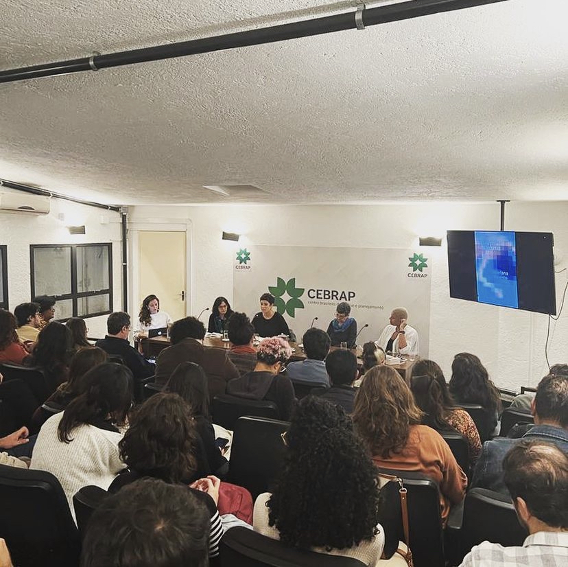 [cebrap lança]

nessa última sexta aconteceu o primeiro seminário da casa do <a href="/cebrap/">CEBRAP</a> nesse semestre. 

lançamos o livro “Misoginia na internet”, da <a href="/mrnvlnt/">Mariana Valente</a> (@FosforoEditora).  na mesa, <a href="/luandafpires/">Luanda Pires</a>, <a href="/MiklosMano/">ManoMiklos</a> e <a href="/helobuark/">Heloisa Buarque de Almeida</a>. +