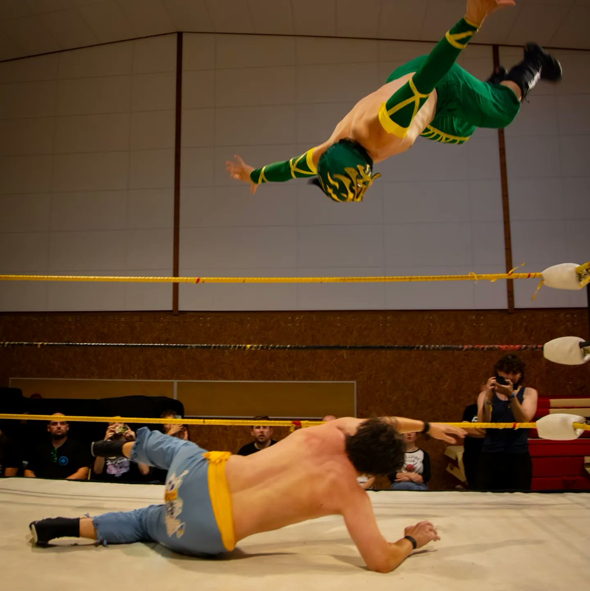 ValraPW's tweet photo. Le Valravynn, dans son habitat naturel, est un spécimen qui a rarement les pieds qui touchent le sol ☁️🪶
.
.
@rixecatch
VS @Cosmikben
📸 @Rancon_Photo
.
#catch #wrestling #valravynn #bagarre #val #fly #flying #episode #pro #mask #rixe #synn #intrépide https://t.co/bqVQFtdhGn
