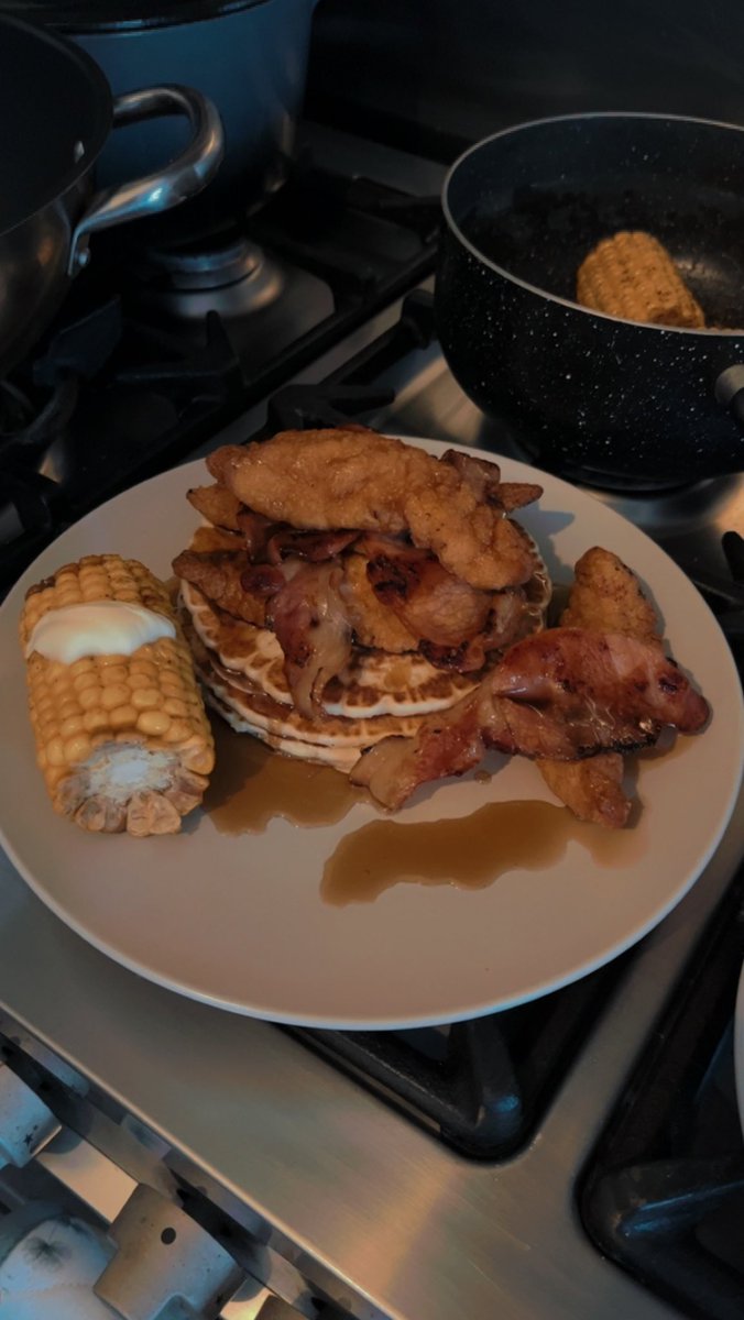 onlymiamallory's tweet photo. This evening's monster dinner! Haha Also... on a different note... any of my UK people want to share their #NFLGamePass with me?? I can watch the games but only the Live ones 😩 Need the pass for the ones I miss! #NFLPreseason #NFLRedZone #NFLuk https://t.co/NmquspHjJ5