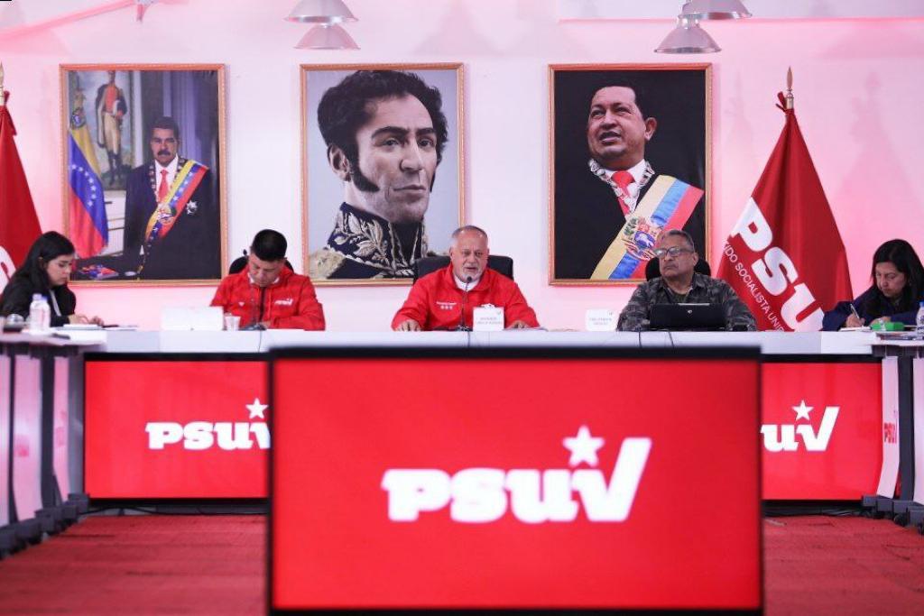 Junto al Compatriota Bolivariano y Primer Vicepresidente Capitán <a href="/dcabellor/">Diosdado Cabello R</a> se dió inicio a la Reunión Semanal de la DN del <a href="/PartidoPSUV/">PSUV</a>, planificando la Agenda de Acción Concreta que estaremos llevando a cabo en estos días 
¡Nosotros Venceremos! 🇻🇪