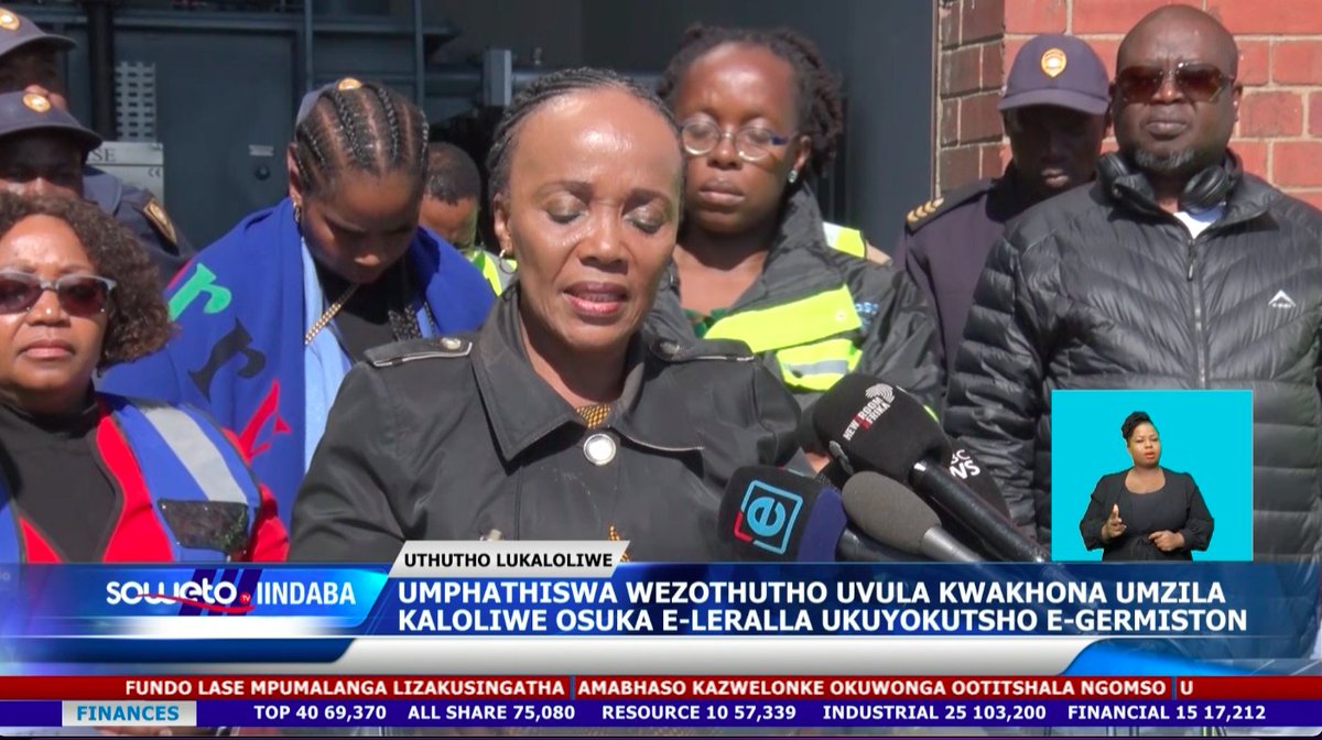 SowetoTVchannel's tweet image. Umphathiswa wezothutho uSindisiwe Chikunga ukhokhele ukuvulwa kwakhona komzila kaloliwe osuka e-Leralla ukuyokutsho eGermiston.

Bukela elinkqaku liphelele apha: youtu.be/z78glZfYpQA

#railline #trainstation #railtransport #trainstation #prasa #sowetotvnews #news
