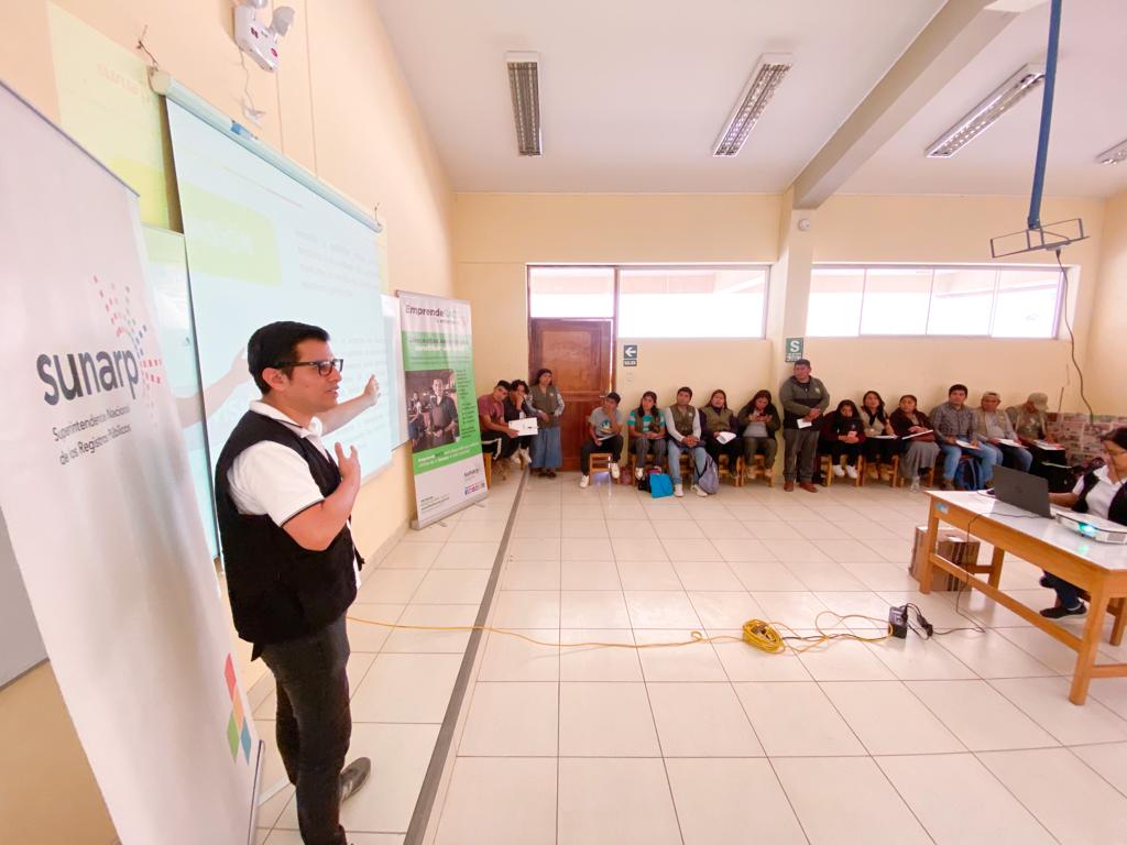 SunarpOficial's tweet photo. #NoticiasSunarp | A fin de fomentar una cultura registral en los más pequeños, a través de la Sunarp Lima realizamos el programa #SunarpTeEduca en el distrito de Matucana, provincia de Huarochirí, dirigida a los alumnos y profesores del I.E.S.T.P. Nicanor Mujica. https://t.co/wfXKpES783