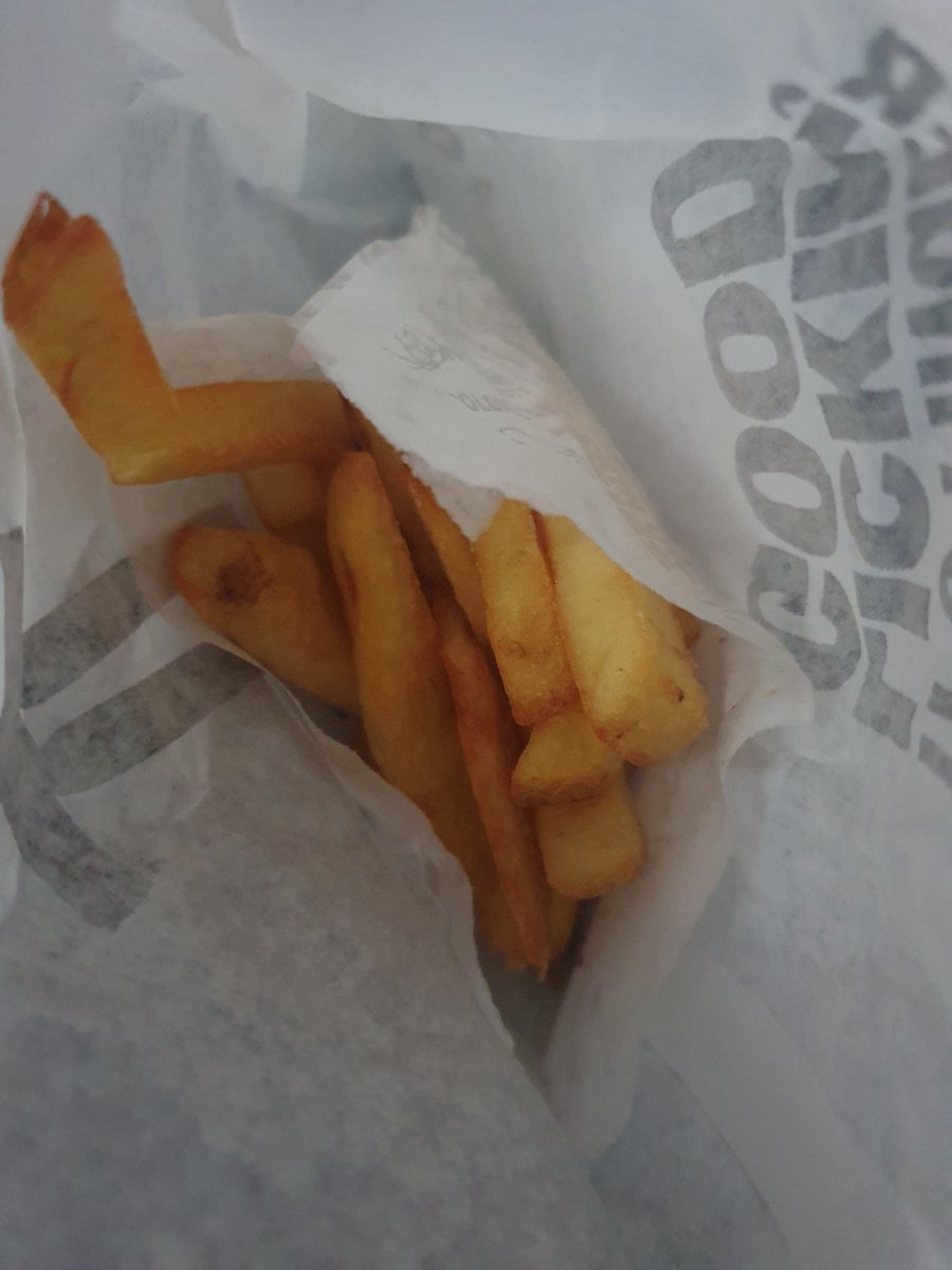 Bradderzu2's tweet photo. @kfc the amount of fries is a joke!! Less than a potato's worth!! https://t.co/M2QffhUZSy