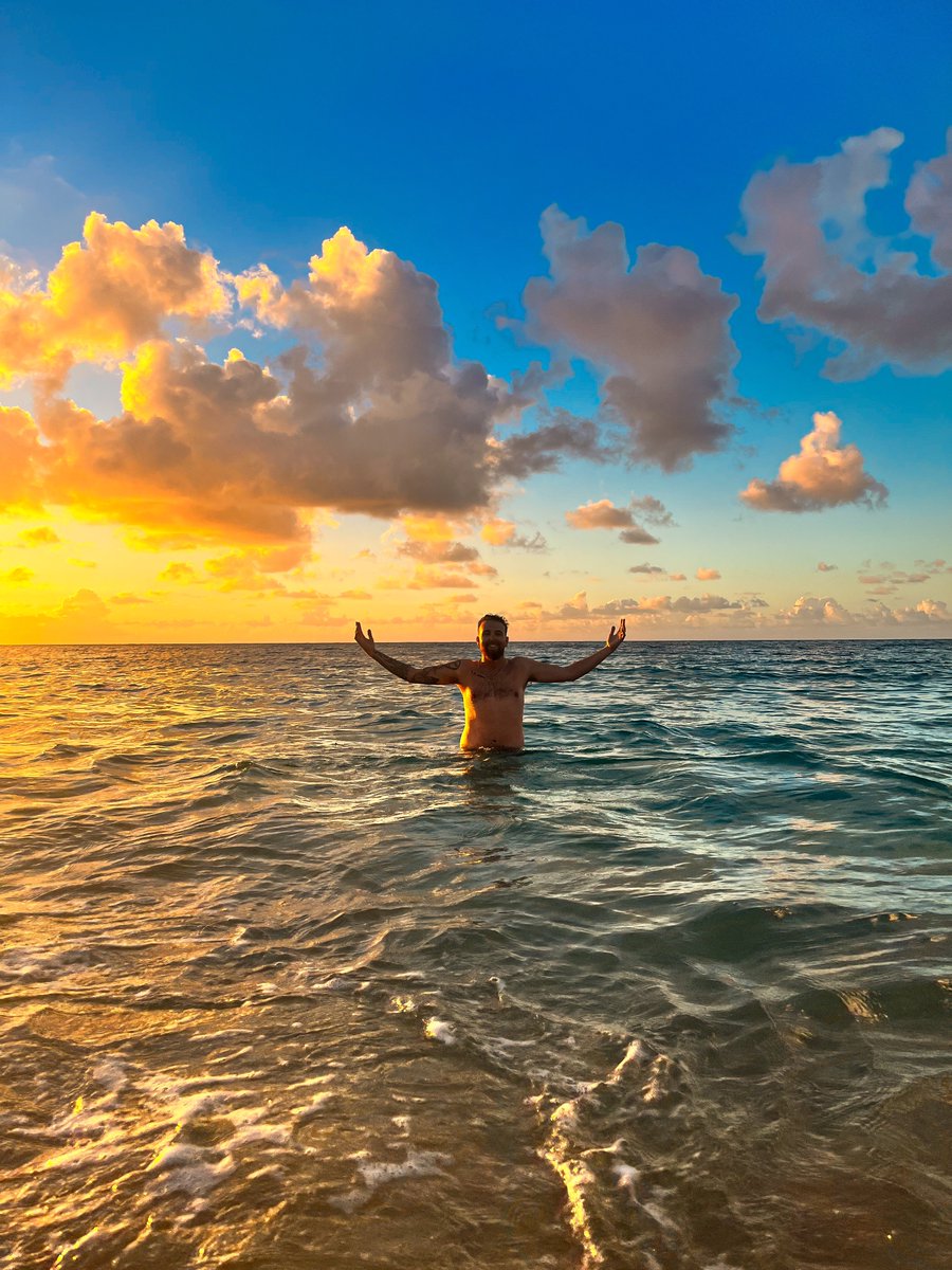 chudbs's tweet photo. Life’s a beach https://t.co/6ipIcVJyAG