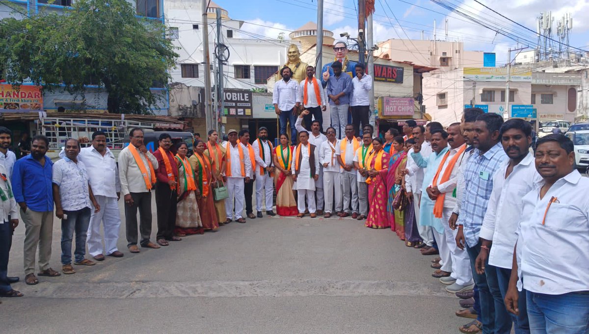 MadhuriSai009's tweet photo. ON  27th aug 23 Attended the last day of Mla pravas yojna had a deep drive discussion on all aspects of strengthening party for upcoming mla elections in #Telangana .
Shri. Sakanoor mlc karnataka garu taken all information, given feedback to all party cadre 
RapoluMadhuri vp https://t.co/5Lbt5BrB2K