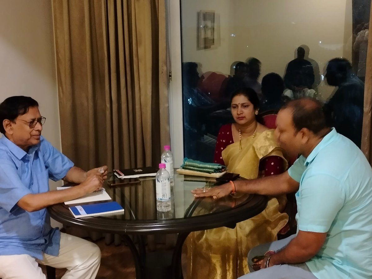 MadhuriSai009's tweet photo. ON  27th aug 23 Attended the last day of Mla pravas yojna had a deep drive discussion on all aspects of strengthening party for upcoming mla elections in #Telangana .
Shri. Sakanoor mlc karnataka garu taken all information, given feedback to all party cadre 
RapoluMadhuri vp https://t.co/5Lbt5BrB2K
