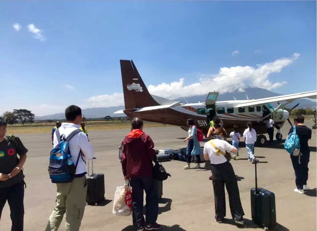 Boarding call for #Manyara and #Serengeti ✈️
•
•
•
•
📸 @Lucas_wilfred
•
•
•
•
•
#Seronera #BushFlight #FlyingSafaris #Tanzania #AfricanSafari #Arusha #ArushaAirport #MountMeru