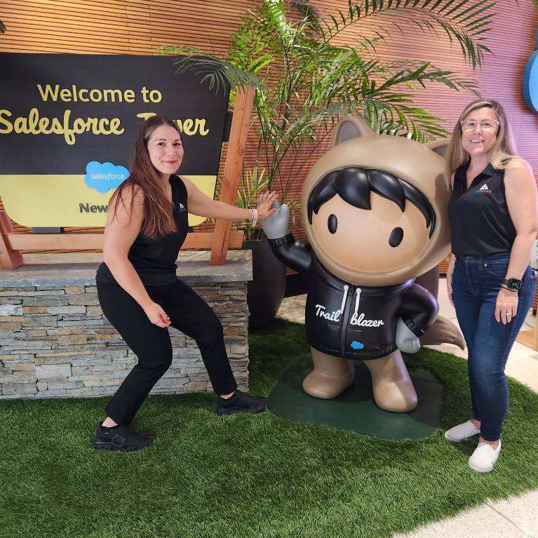 Happy to hang out with Lia from our marketing team and my charging block life saver. 🫶🏻 #saltclick @salesforce #salesforcepartners