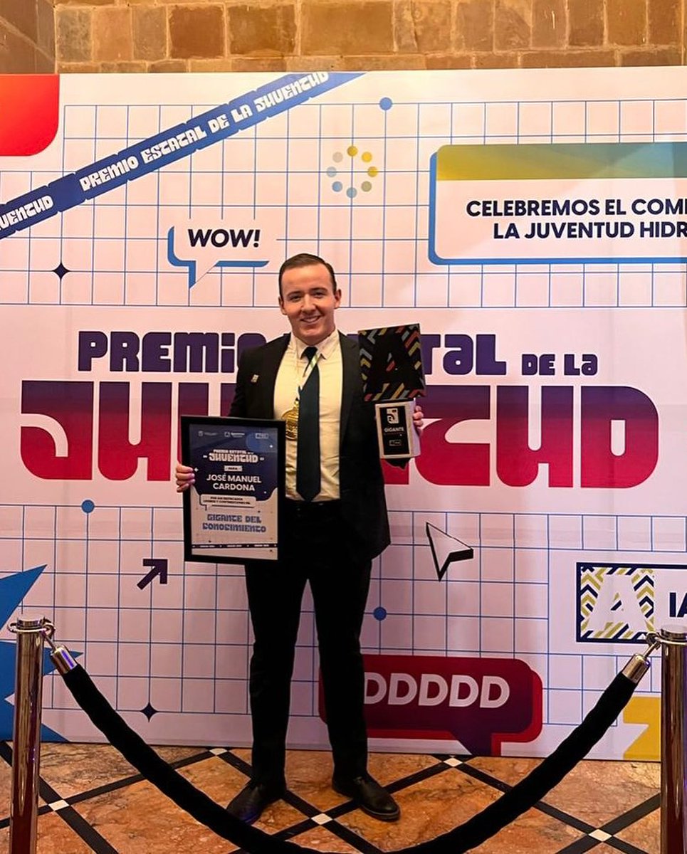CIDE_LPP's tweet photo. #EgresadosLPP 
Manuel Cardona (Generación 2014 – 2018) recibió el Premio Estatal de la Juventud por parte del Instituto Aguascalentense de la Juventud, en la categoría Gigantes del Conocimiento. El premio es por la labor que ha realizado en contra de la pobreza. 
#OrgulloLPP https://t.co/C6bEwXWDy0