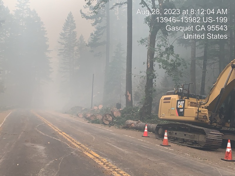 CaltransDist1's tweet photo. Caltrans continues work on #US199 in #DelNorteCounty. The roadway remains closed due to the #SmithRiverComplexFire. Follow us for details about plans for limited reopening. Check latest road conditions at https://t.co/faudYOtp7p.
📷: Efforts to clear hazardous trees and debris. https://t.co/B1nnJN893X