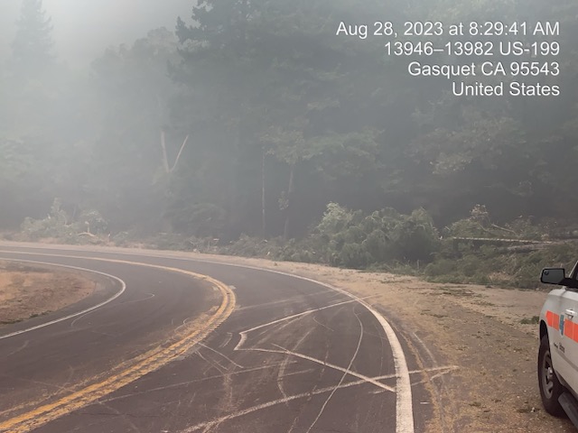 CaltransDist1's tweet photo. Caltrans continues work on #US199 in #DelNorteCounty. The roadway remains closed due to the #SmithRiverComplexFire. Follow us for details about plans for limited reopening. Check latest road conditions at https://t.co/faudYOtp7p.
📷: Efforts to clear hazardous trees and debris. https://t.co/B1nnJN893X