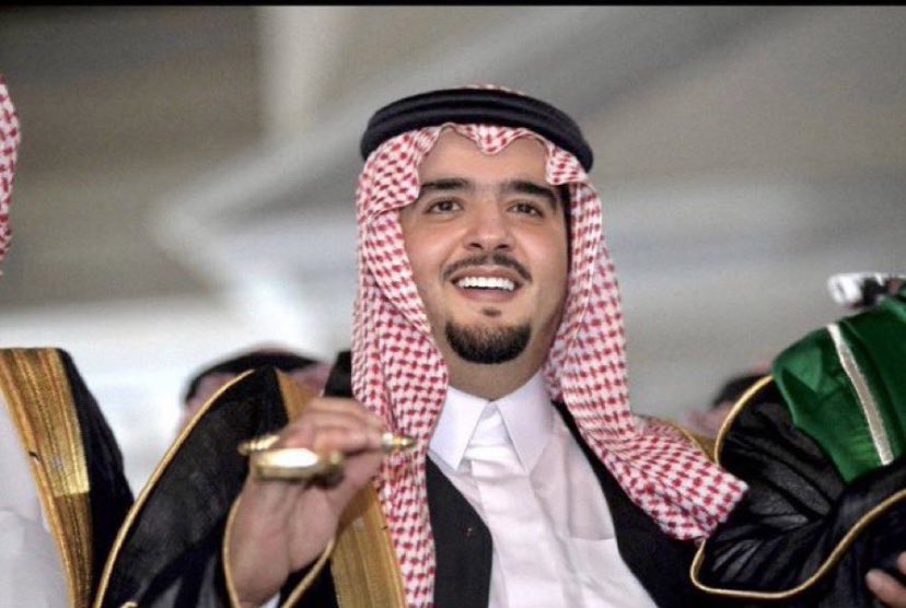 #عبدالعزيز_بن_فهد

#عبدالعزيز_بن_فهد
لو بغيت اكتب واعدد عن وصوفه
ويش اعدد من مزاياه العديده

والله انه قد ملكني بمعروفه
والحق الاولى معاريفٍ جديده