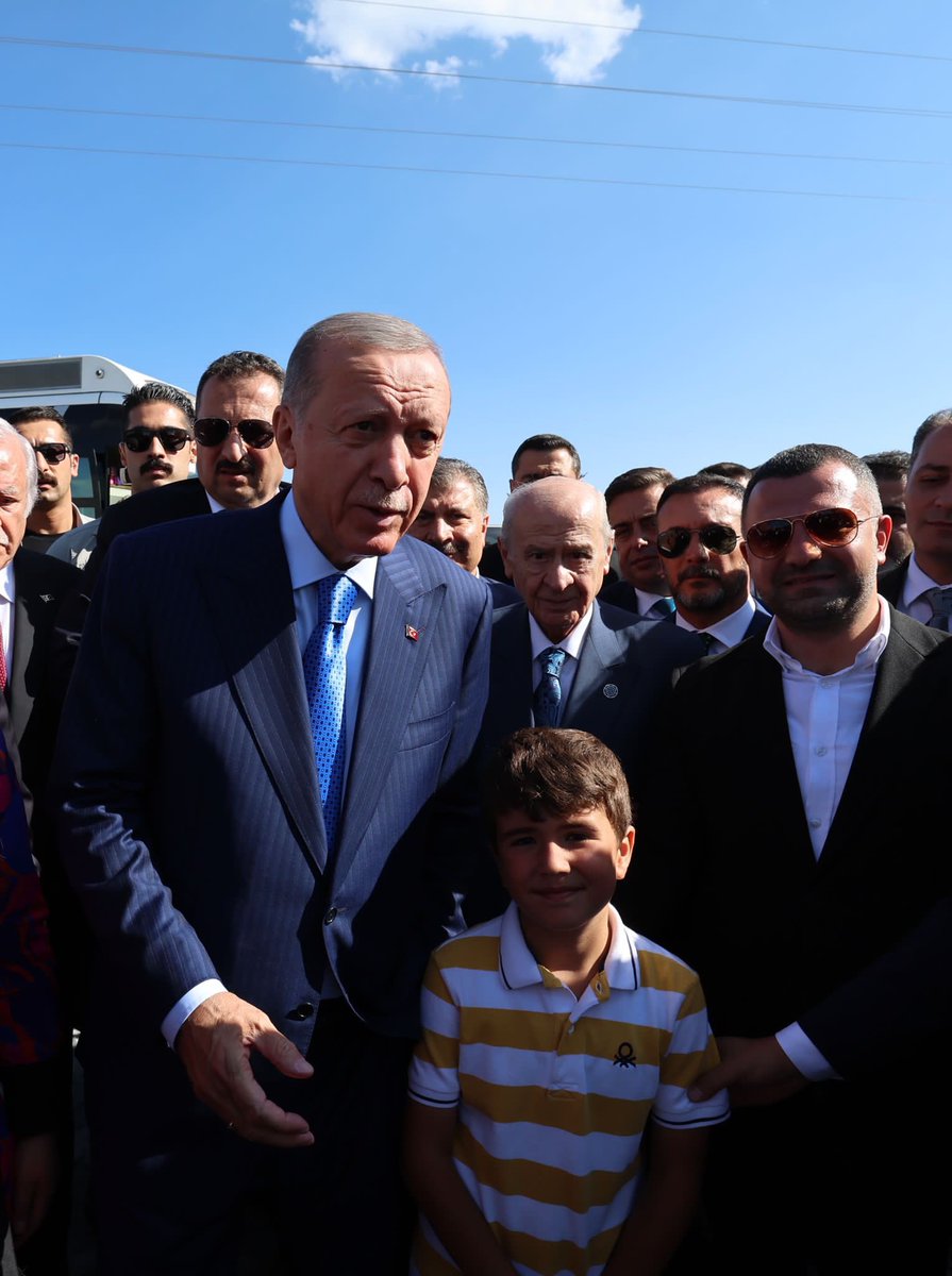 hakanbdrhanoglu's tweet photo. Sayın Cumhurbaşkanımız Recep Tayyip Erdoğan ile Ahlat şenliklerinden bir fotoğraf anısı @RTErdogan #Ahlat https://t.co/sJOrQMSEje