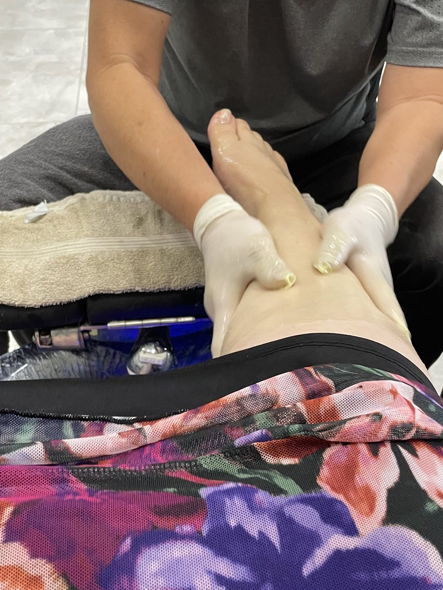 thiccwrinkles's tweet image. Finally, a much needed pedi 💓
Can you guess which color I decided to get?