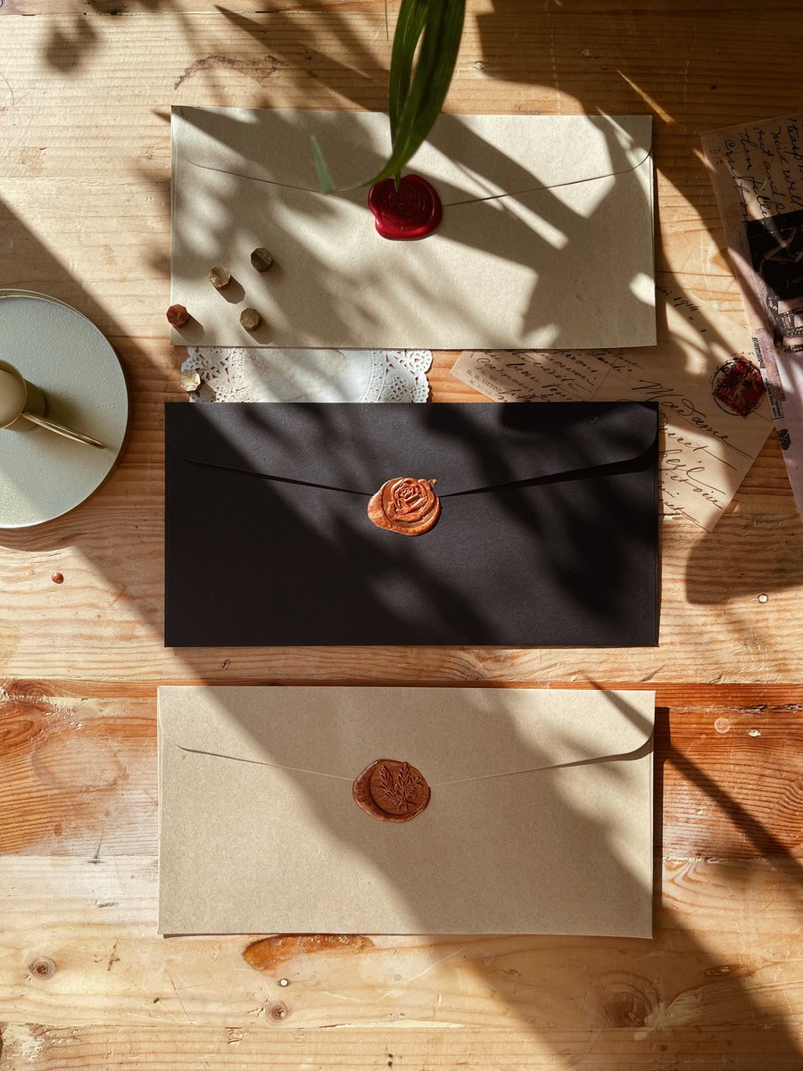 يا صــديقــًا احتـل الروُح فأسعــدها ..
— رسـايـل الأصــدقــاء قلبــي يحبـها جـــدًا 📜.