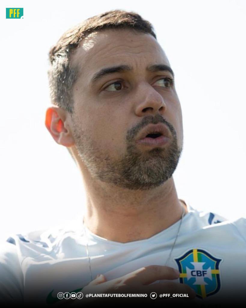 🚨 EXCLUSIVO: De acordo com Rafael Alves, Jonas Urias não é mais o treinador da Seleção Feminina Sub-20. Segundo a reportagem do PFF apurou, Simone Jatobá deverá assumir no lugar, enquanto Lindsay Camila e cotada para assumir a Seleção Feminina Sub-17.