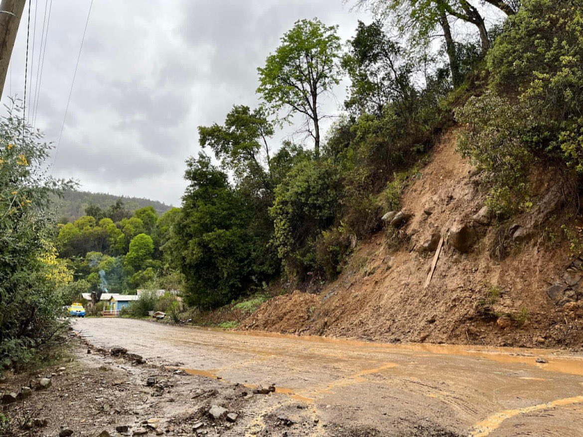MoralesAmaya's tweet photo. 🔴 El @Senapred #Maule emitió alarma por peligro de aluvión en el sector #LosBoldos de #Colbún. Vecinos de la zona están siendo trasladados a la escuela del lugar @EnLineaMaule @magicafmtalca @RadioAmigaTalca https://t.co/W3iY0Opcqt