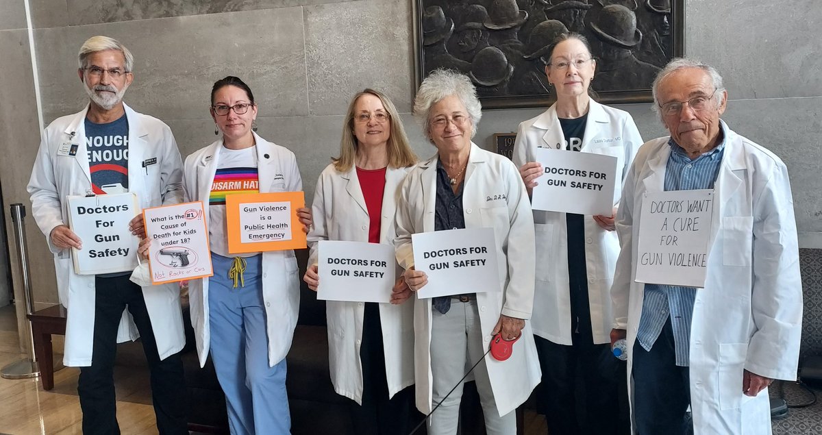 #DoctorsForGunSafety are here with their signs. #ProtectKidsNotGuns @KGreenMD @AmyGordonBono