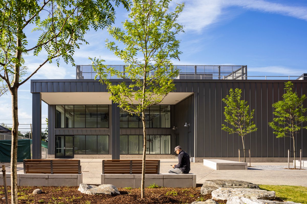 WXYStudio's tweet image. The buildings and landscapes were designed to maximize sustainability and reduce environmental impacts. The project aims to be a model for green infrastructure design both at ground and roof level, with over 52,000 gross square footage of open space over three phases.