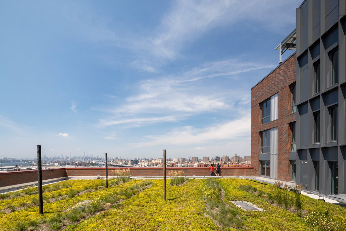 WXYStudio's tweet image. The buildings and landscapes were designed to maximize sustainability and reduce environmental impacts. The project aims to be a model for green infrastructure design both at ground and roof level, with over 52,000 gross square footage of open space over three phases.