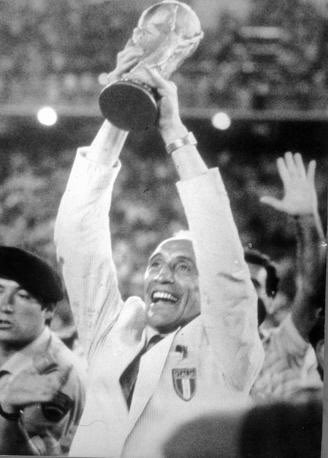 Nunzio_Garofalo's tweet photo. Mancini? Sono felice di aver vissuto l’epopea di Enzo Bearzot 🏆
#Bearzot #Vecio #Mancini https://t.co/KqByDj4J6X