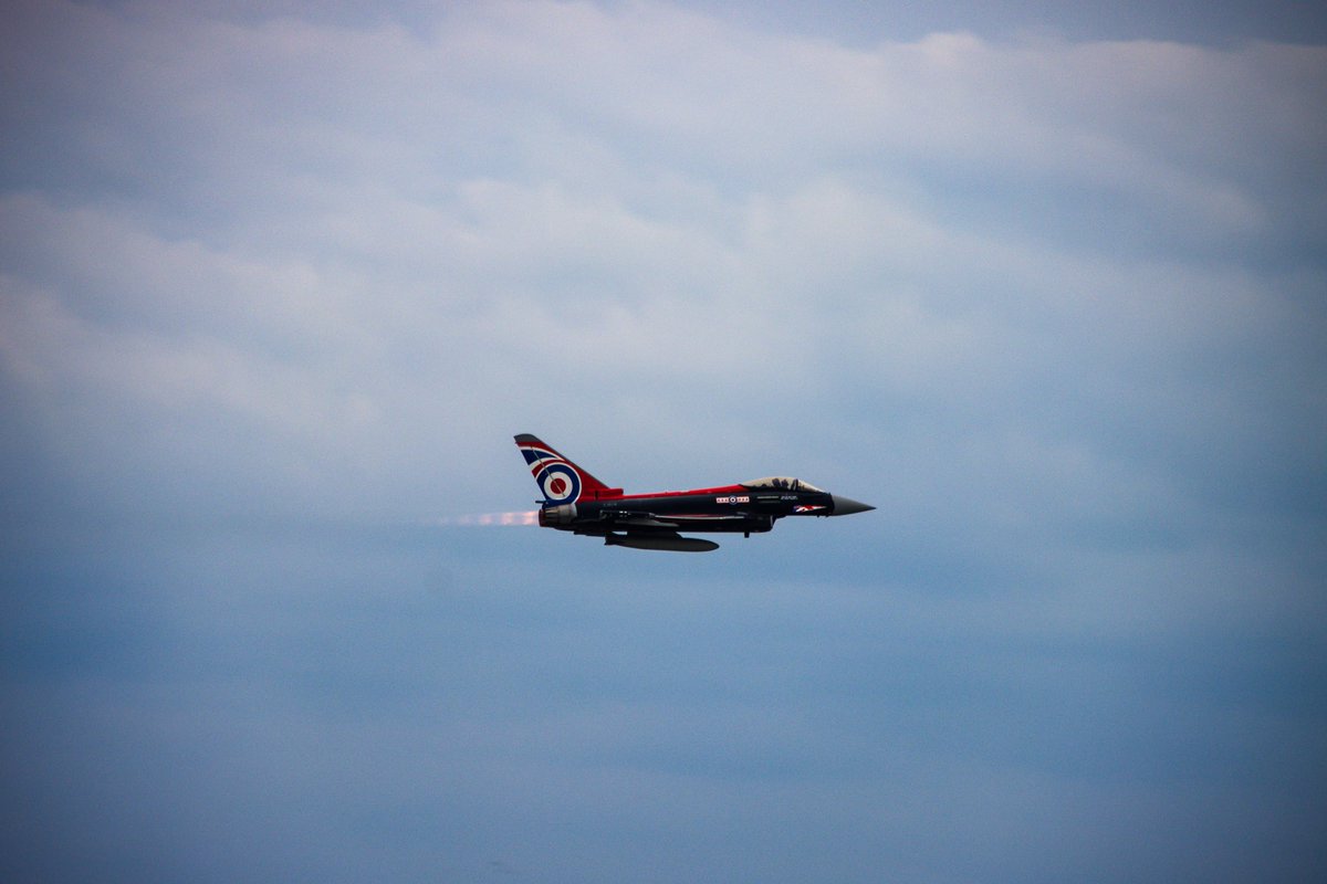 partyzant_'s tweet photo. @GDarekGD Pozdro Pan Darek! 

PS: Tak, też stałem w kolejce po wodę na Air Show 😁 https://t.co/SKzRu0nHLE