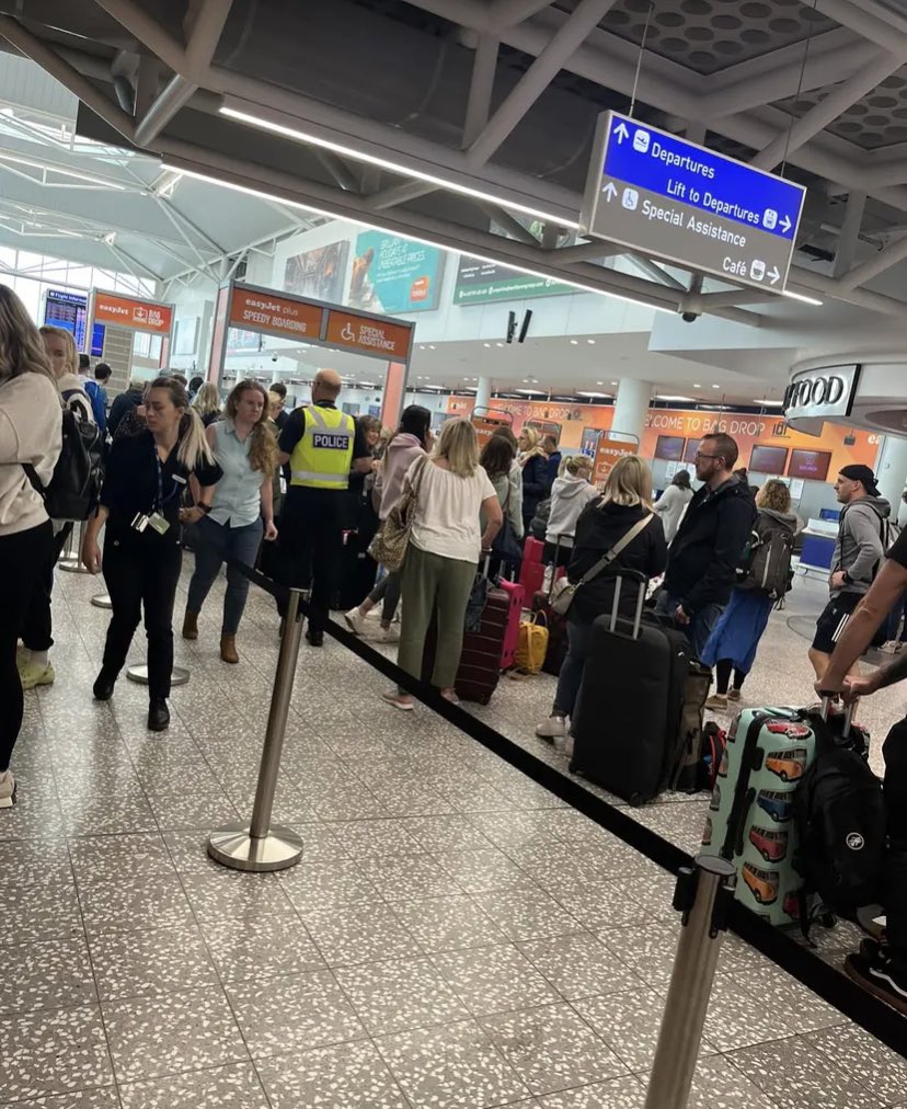 astro_bethany's tweet photo. Well, moving to Switzerland didn’t quite go to plan 😂🤦🏻‍♀️
#airtrafficcontrol #easyJet https://t.co/A5tVqsb5qW