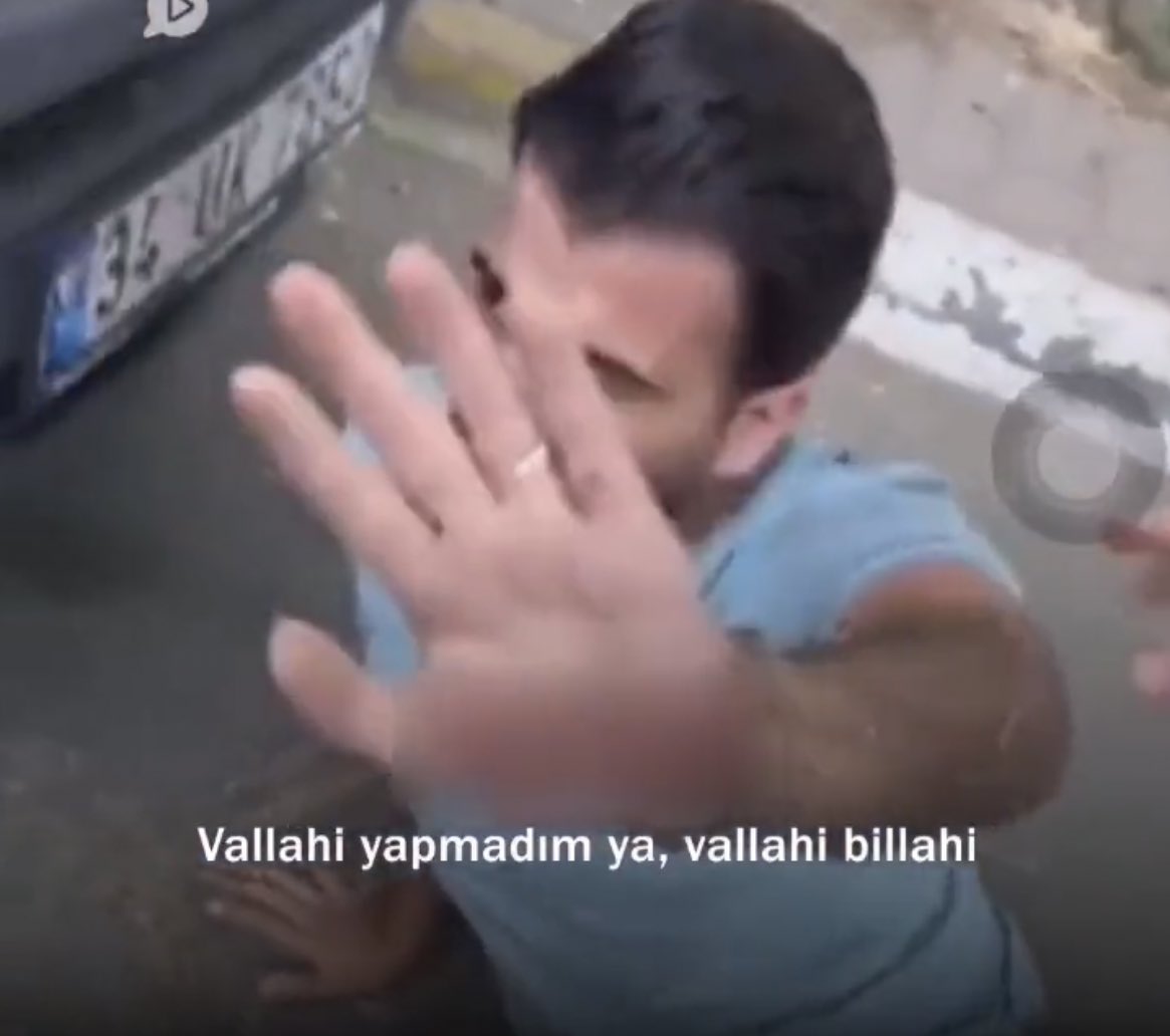 OguzKhanTweets's tweet photo. Irkçı vatan haini Ümit Özdağ’ın talimatıyla “Tacizci” iftirasıyla öldürülmekten son anda kurtulan Irak Türkmeni Mustafa’nın masum olduğu, Zafer Partili çapulcuların içindeki ahlaksız bir kadının bilinçli iftirası sonucu saldırıya uğradığı anlaşıldı.

Bunlar budur. Bu kadar cahil ve soysuzdur.

Bu kafatasçı ahmaklara göre Türk sadece Türkiye’den ibarettir.
Ne Misak-ı Milli sınırlarından ne de dünyanın dört kıtasına kök salmış imparatorluk bakiyesinden haberleri vardır.

Bunlar 195 Azerbaycanlı Türk evladını Boraltan Köprüsü’nde Ermeni’ye teslim edip, köprünün diğer ucunda infaz edilmelerini izleyen korkak, köksüz, soysuz, imansız ve iz’ansızların artığıdır.

Bunlarla uğraşacağız.
Bunlara Türk’ün Türkiye’den ibaret olmadığını, dört kıtada kan kardeşi, 7 kıtada din kardeşleri olduğunu öğreteceğiz.

Bu kimliksiz ve tarihsizlere, Türkiye’nin tüm kan ve din kardeşlerinin tek sığınağı olduğunu, bundan gurur duyamayanın bu ülkeye düşman olanların uşağı olduğunu göstereceğiz.

Ümit Özdağ denen alçak provokatör ve çapulcularının bu ülke insanının başını öne eğdirecek bir utanç yaşatmalarına daha fazla izin vermeyeceğiz !