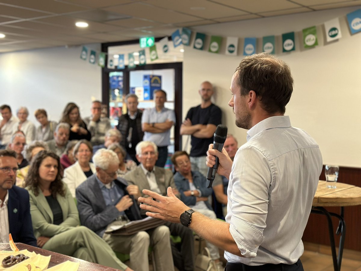 CDA_Barneveld's tweet photo. 💚 Een mooie avond met @HenriBontenbal in de kantine van @ckvODIK. Volle bak! @cdavandaag @CDAGelderland @DGdeVries https://t.co/Di2XzLy1q9