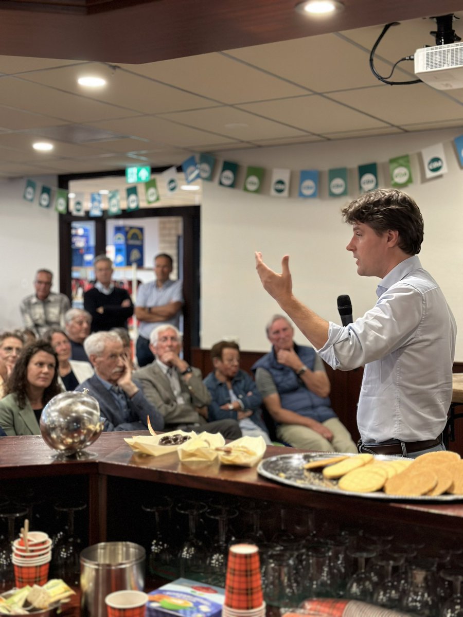 CDA_Barneveld's tweet photo. 💚 Een mooie avond met @HenriBontenbal in de kantine van @ckvODIK. Volle bak! @cdavandaag @CDAGelderland @DGdeVries https://t.co/Di2XzLy1q9