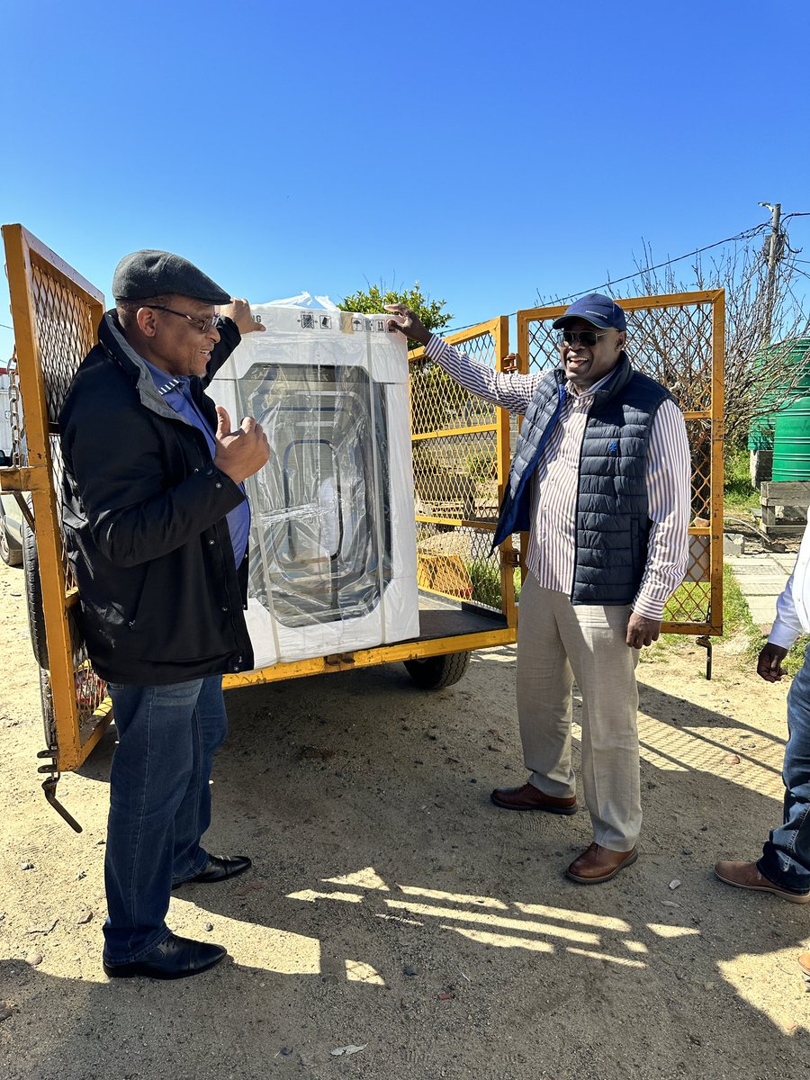 rdwic3's tweet photo. Today #TeamIC3 delivered much needed beds and supplies to the Unako Children’s Orphanage in Barcelona, an informal settlement in Nyanga #Missions #rdwic3 #CapeTown #SouthAfrica🇿🇦 https://t.co/uioNMypuwz