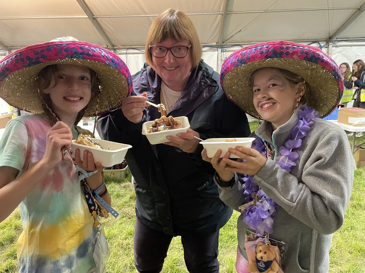 GGTonNorth's tweet photo. International evening dress up! 😎🇲🇽 at #welliesandwristbands @FoxleaseTAC @GGKentWeald @Guiding_LaSER @Girlguiding https://t.co/sXgoRidgZ4