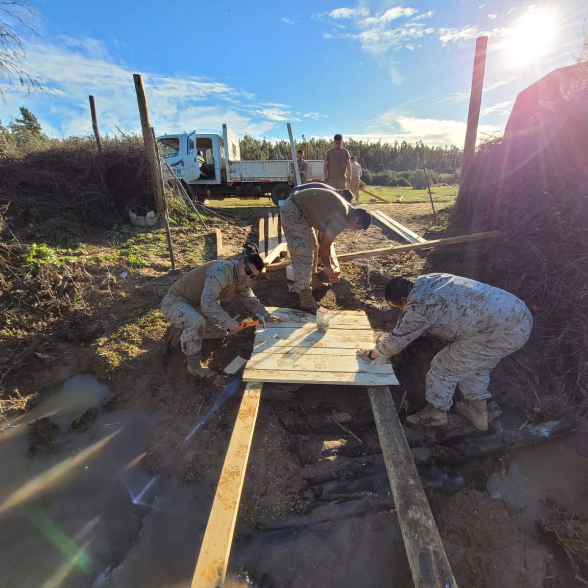 Estamos colaborando con la comuna de Paredones, a través de la habilitación de pasos peatonales sobre los cursos de agua, para que los vecinos de la localidad de San Pedro de Alcántara puedan recuperar su conectividad. #OHiggins #EjércitoEnAcción