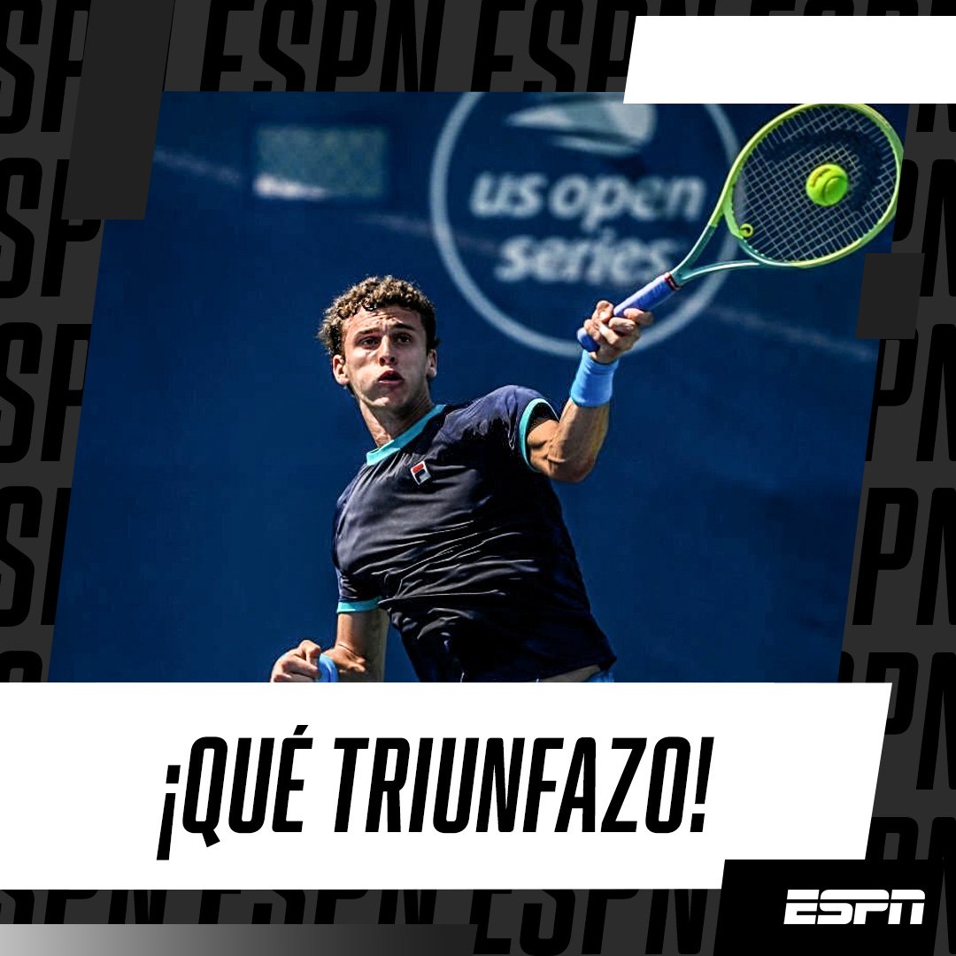 ESPNArgentina's tweet photo. 🚨 ¡VICTORIA PARA EL RECUERDO!
🎾 Juan Manuel #Cerúndolo🇦🇷 se despertó a tiempo y tras perder los dos primeros sets, venció a #Ivashka🇧🇾: fue 2-6, 6-7 (4), 6-3, 6-3 y 6-3 para meterse en la segunda ronda del #USOpen. https://t.co/YxfdAh0vJc